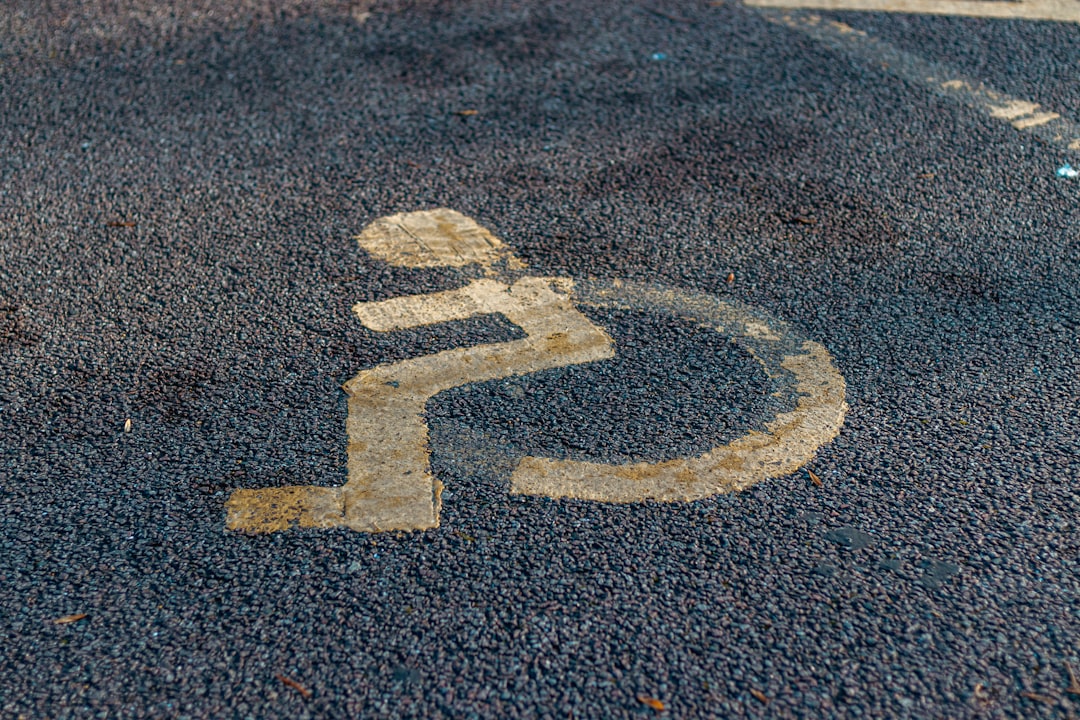 Miejsce parkingowe dla niepełnosprawnych – jak je uzyskać?